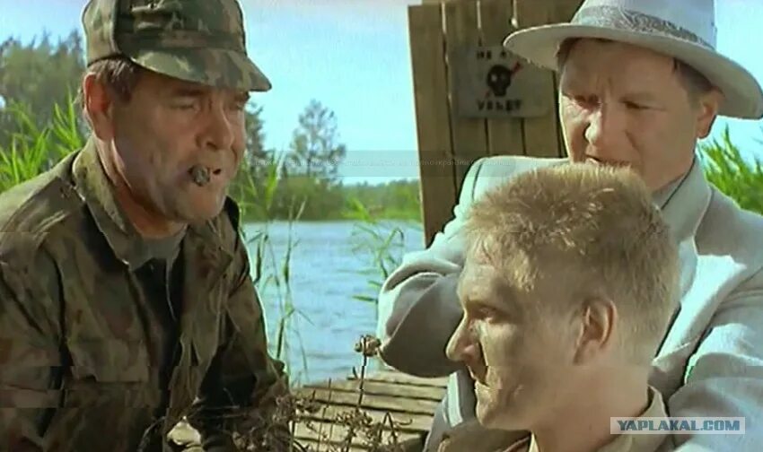 табличка у кузьмича на трансформаторной будке. табличка особенности национальной рыбалки. мария семенова русалка из фильма особенности национальной рыбалки. алексей булдаков лесник. трансформаторная будка кузьмича.