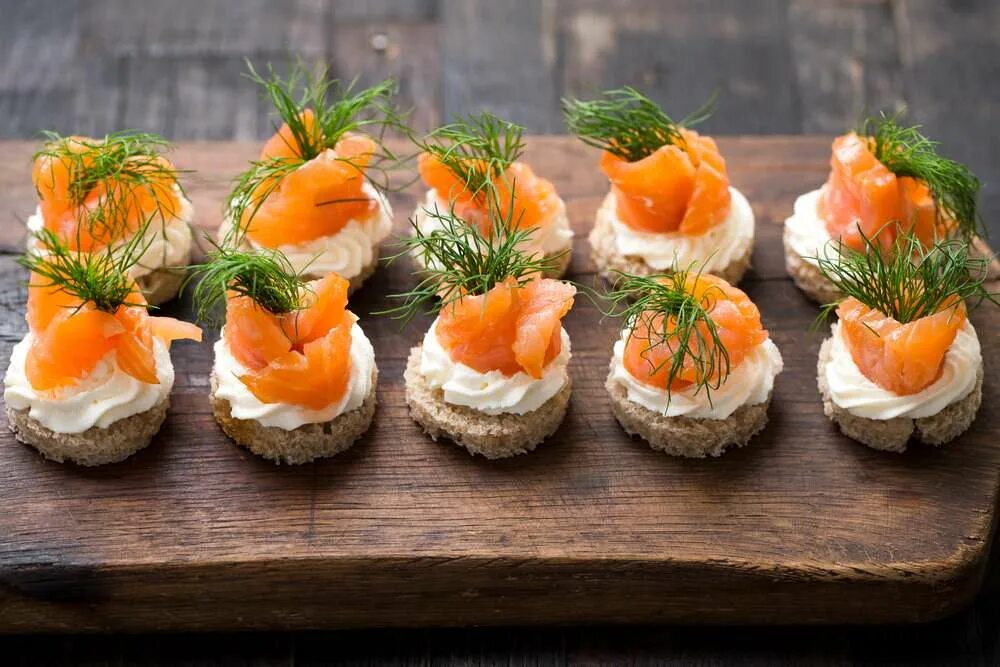 Бутерброды с творожным сыром на праздничный стол. Smoked Salmon Canapes. Канапе Рыбное ассорти. Мини бутербродики с красной рыбой. Канапе с твороденныи сыром.