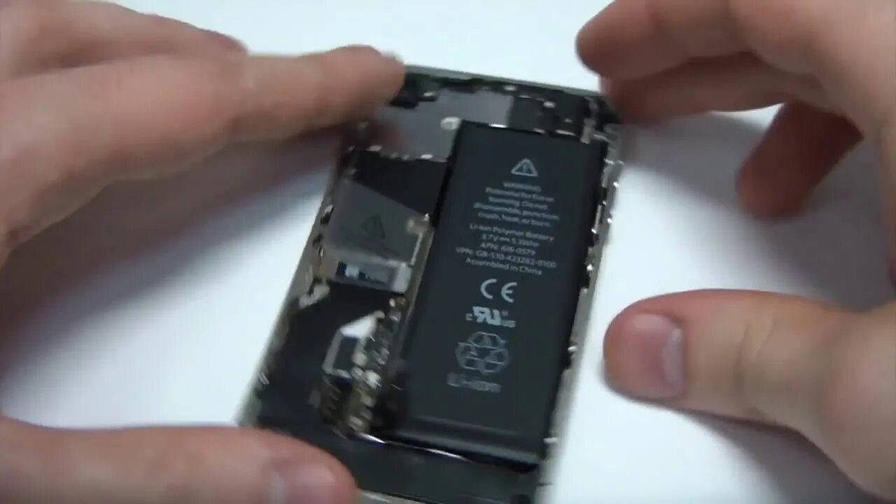 Замена айфона 4. Замена батарейки на айфоне 4s. Iphone 4s без батареи от сети. Крепление батарейка айфон 4с. Аккумулятор iphone 4 к iphone 4s.