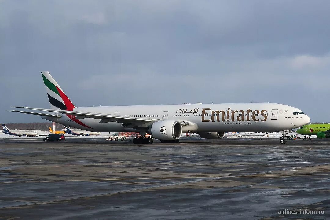 Самолет b777 Emirates. Боинг 777-300 Emirates. Боинг 777 Emirates. Боинг 777 300 Эмирейтс.