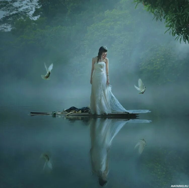 Словно белая луна. Отражение девушки в воде. Девушка над озером. Ангел воды. Девушка и озеро мистика.