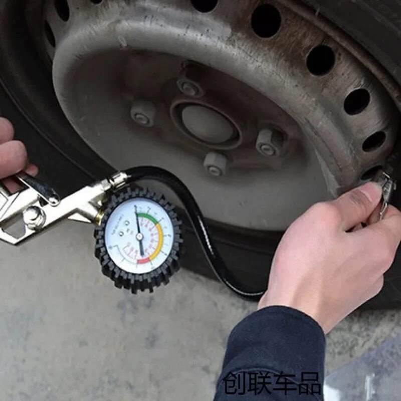 Подкачка колес 5 колесо. Автомобильный компрессор для подкачки шин. манометр для колес автомобиля. манометр на колеса автомобиля на колесе.