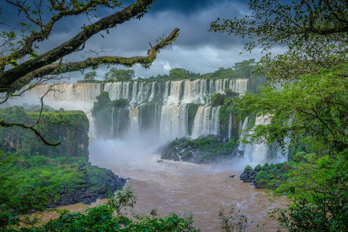 Река Игуасу Бразилия. Национальный парк Бразилии Амазония. Водопад Игуасу. Бразилия водопады Игуасу. Природные воды бразилии