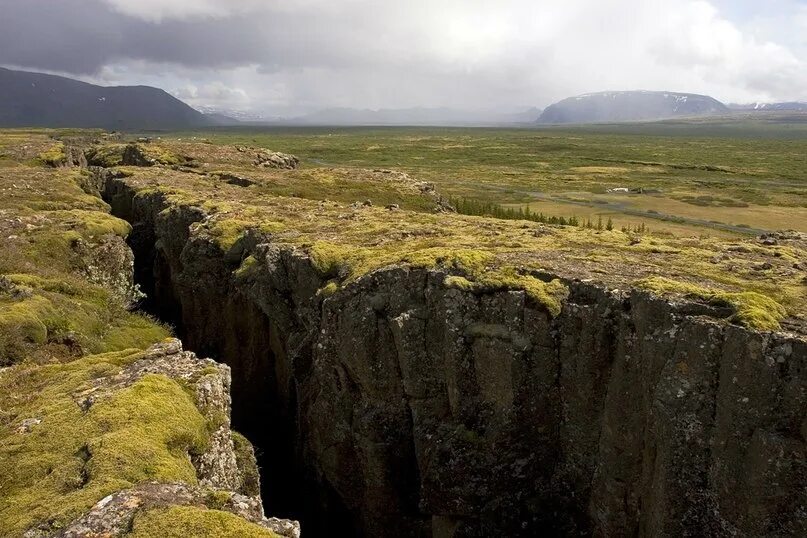Место трещины. Долина Тингвеллир разлом. Тектонический разлом в Исландии. Исландия разлом континентальных плит. Разлом земной коры Исландия.