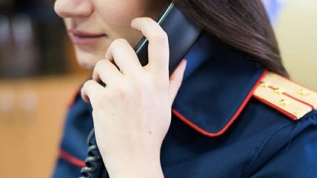 Следователь звонит. Звоню в полицию. Полицейский с телефоном. Полицейский с телефоном. Полицейский за столом.