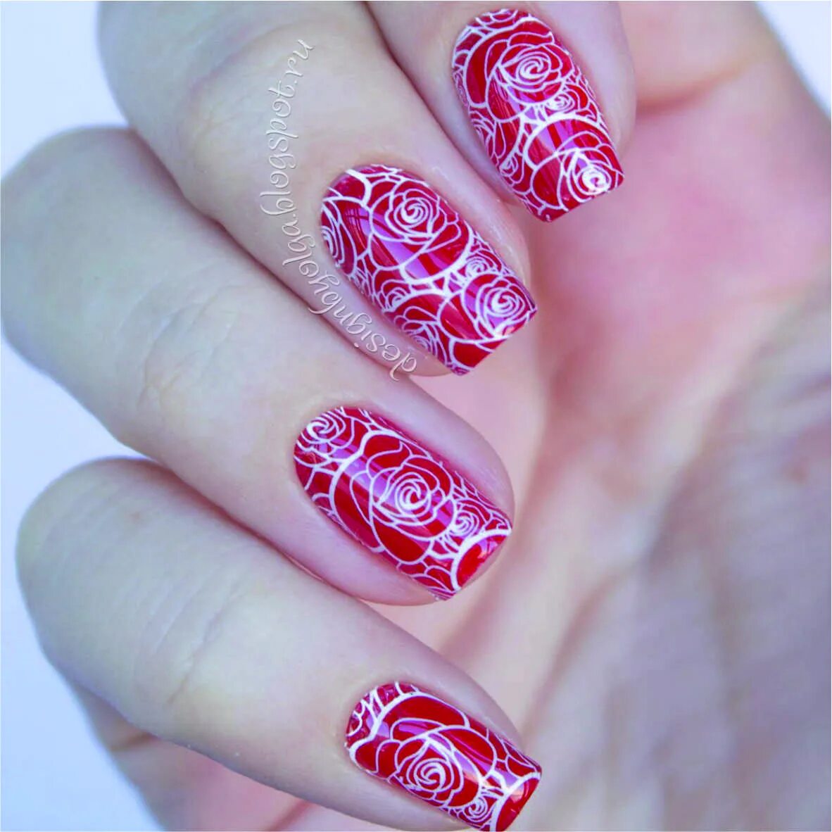 Дизайн ногтей розы. Ногти со стемпингом. Стемпинг на красных ногтях. Стемпинг на Красном маникюре. Маникюр с розами.