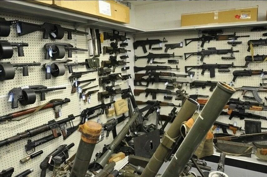 Комиссионные магазины продажи оружия. Оружейный магазин в Швейцарии. Охотничий магазин Арсенал в Москве. Прилавок с оружием. Оружейный магазин в США.