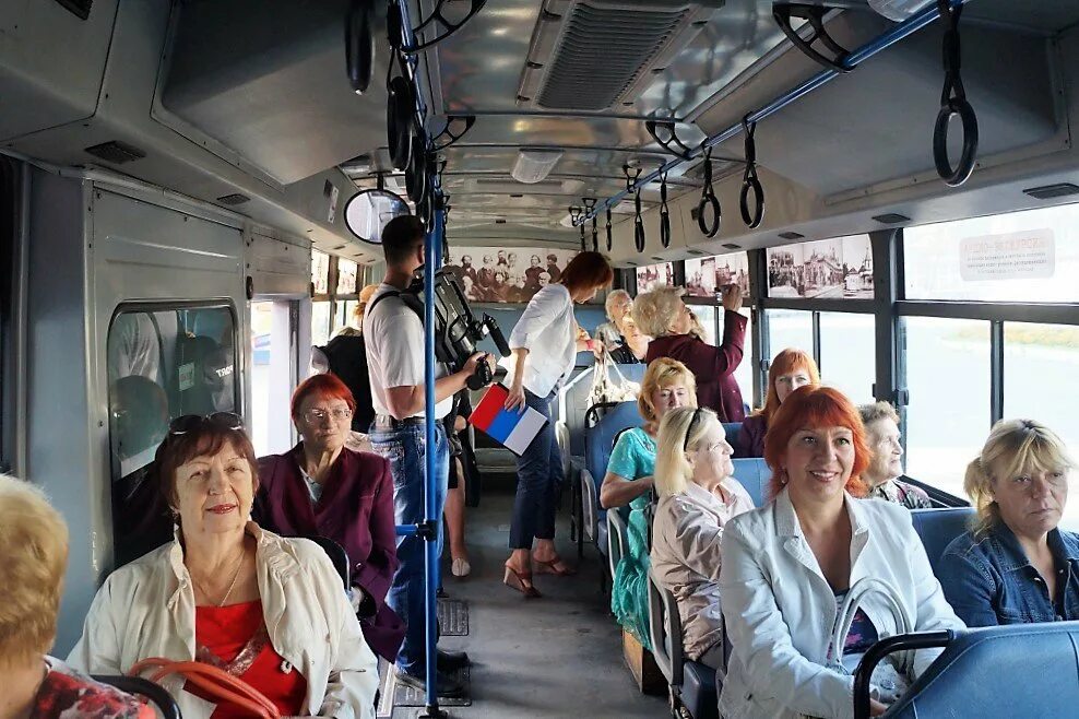 Фото пассажиров автобуса. Пассажиры в маршрутке. Фото как еду в автобусе пазик. Люди в автобусе. Люди в общественном транспорте.
