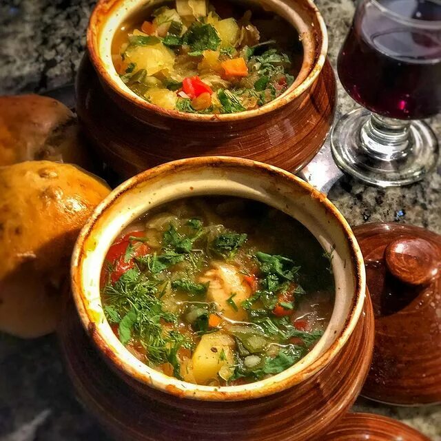 Горшочки с мясом и картофелем. Горячие блюда в горшочках. Блюда в горшочках. Горшочки в духовке. Жаркое в глиняном горшке.