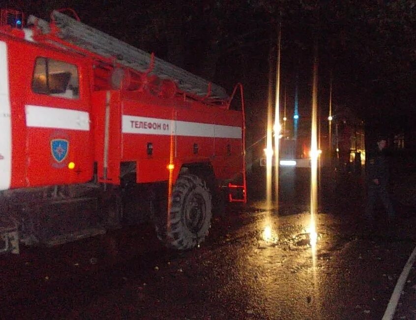 Пожарная машина ночью. Пожарная машина МЧС. Пожарный автомобиль ночью. Пожарные на пожаре.