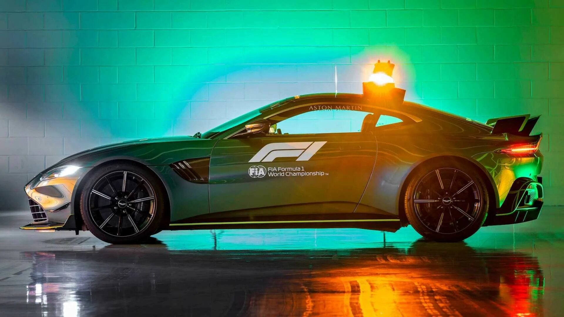Автомобиль безопасности формула. Aston Martin car f1 2021. Aston Martin Vantage Safety car.