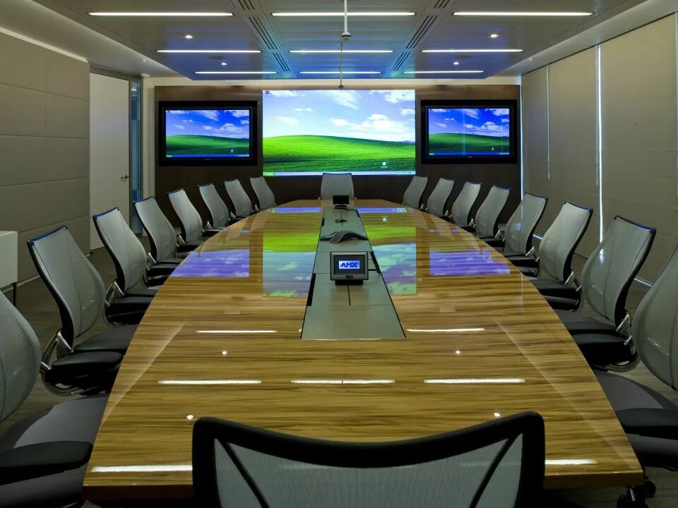 Meeting rooms 2. Переговорная комната. Экраны в переговорную. Переговорная с большим экраном. Мониторы в переговорных большие.