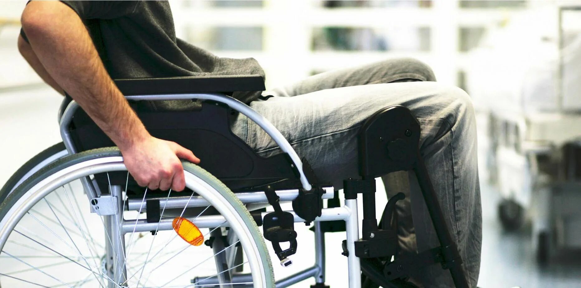 Вернули инвалидность. Rollstuhl. Чехлы для инвалидов. Ограниченные возможности колена. Боль в суставах инвалидное кресло.