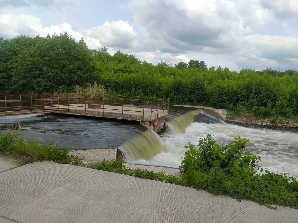 Запруда на реке. Водосливная плотина Иваньковской ГЭС. Плотина Тетьково. Плотина Нерехта. Плотина гидроузла Новомосковск Тульской области.