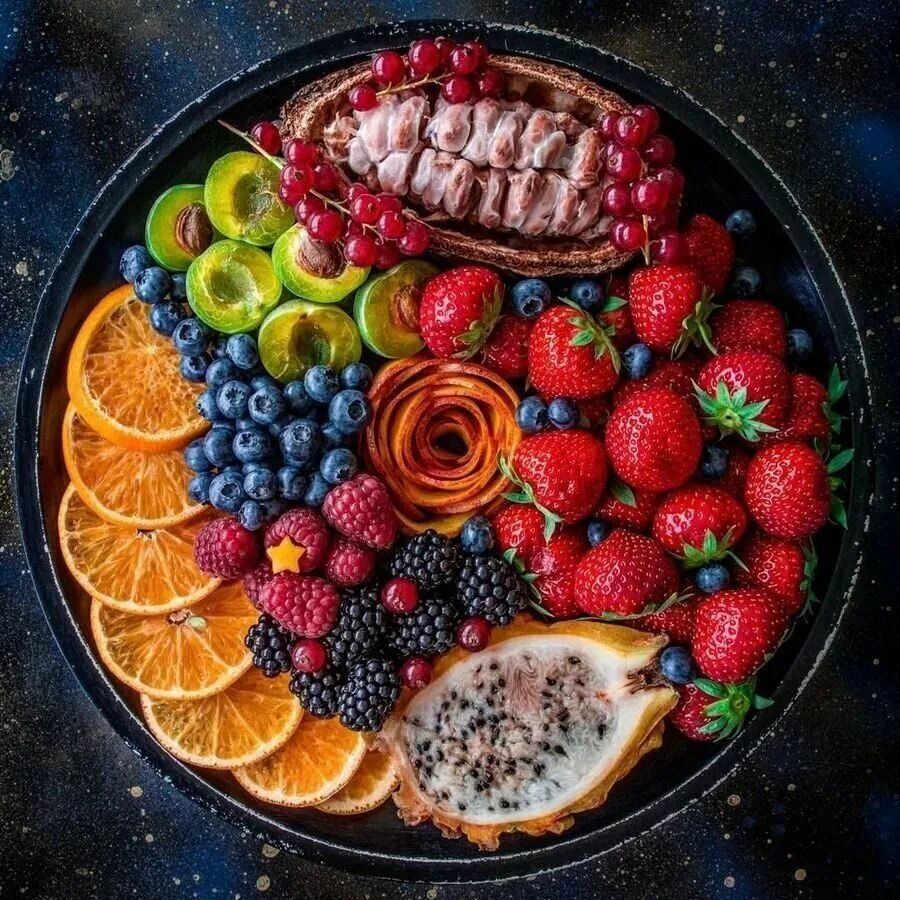 Тарелки фрукты. Фруктовая тарелка. Фруктовая тарелка с ягодами. Поднос "с фруктами". Тарелка с ягодами