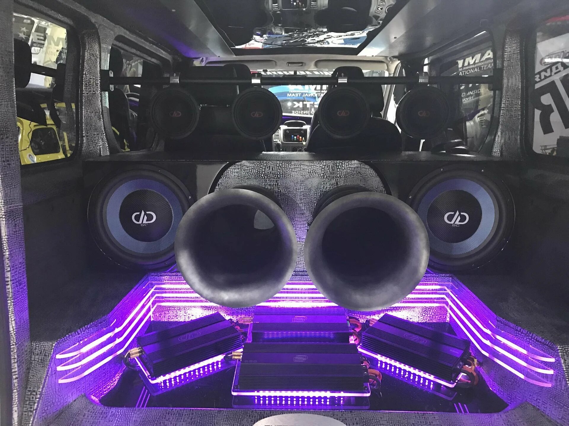 Машина колонка музыкальная. Автозвук фронт alphard. Крутые песни с басами на колонку. Лимузин урал саунд. Sonus car audio.