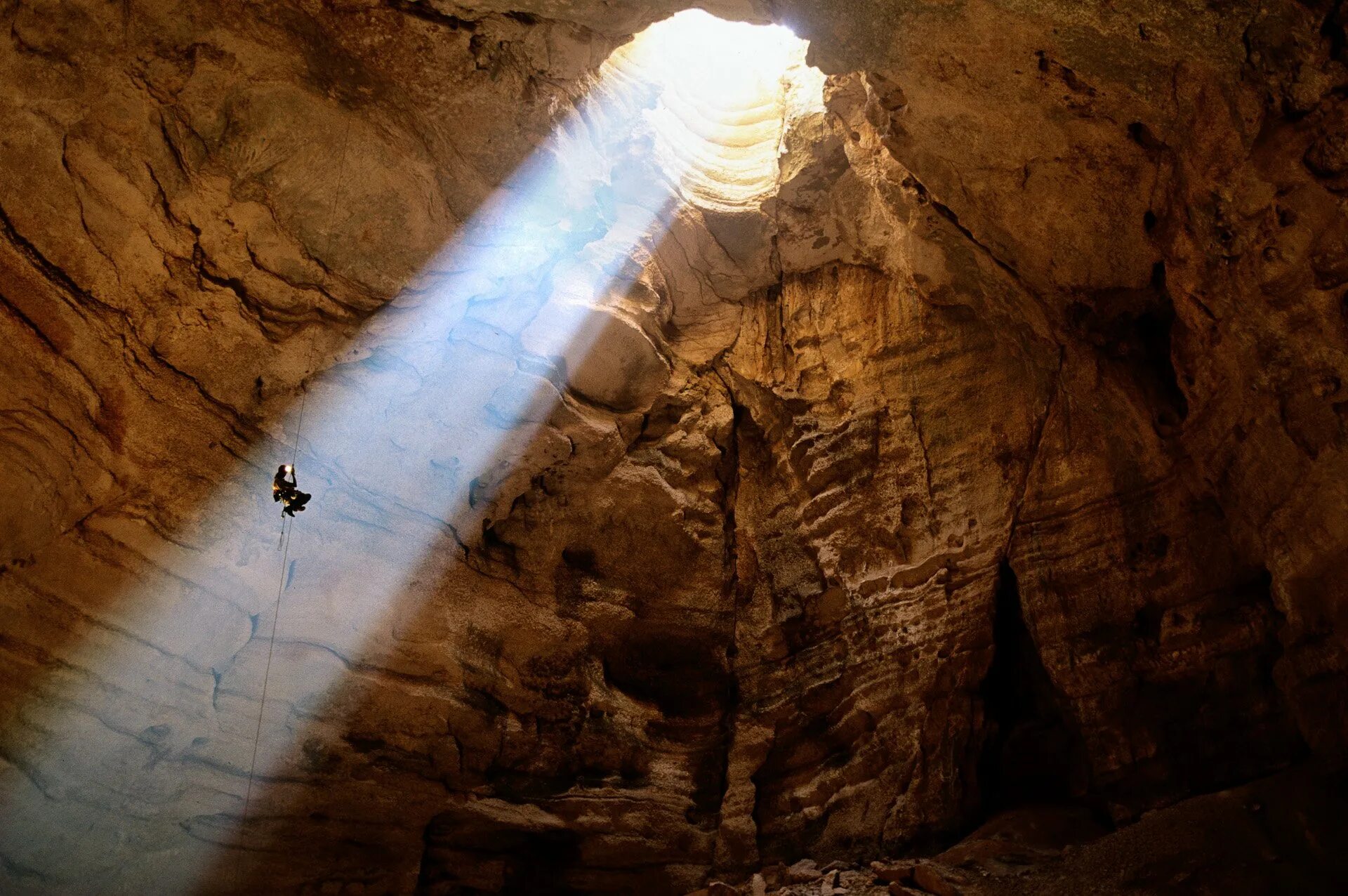 2 км под землей. Пещера Крубера-Воронья. Пещера Крубера в Абхазии. Пещера Крубера-Воронья в Абхазии. Самая глубокая пещера в мире Крубера-Воронья.