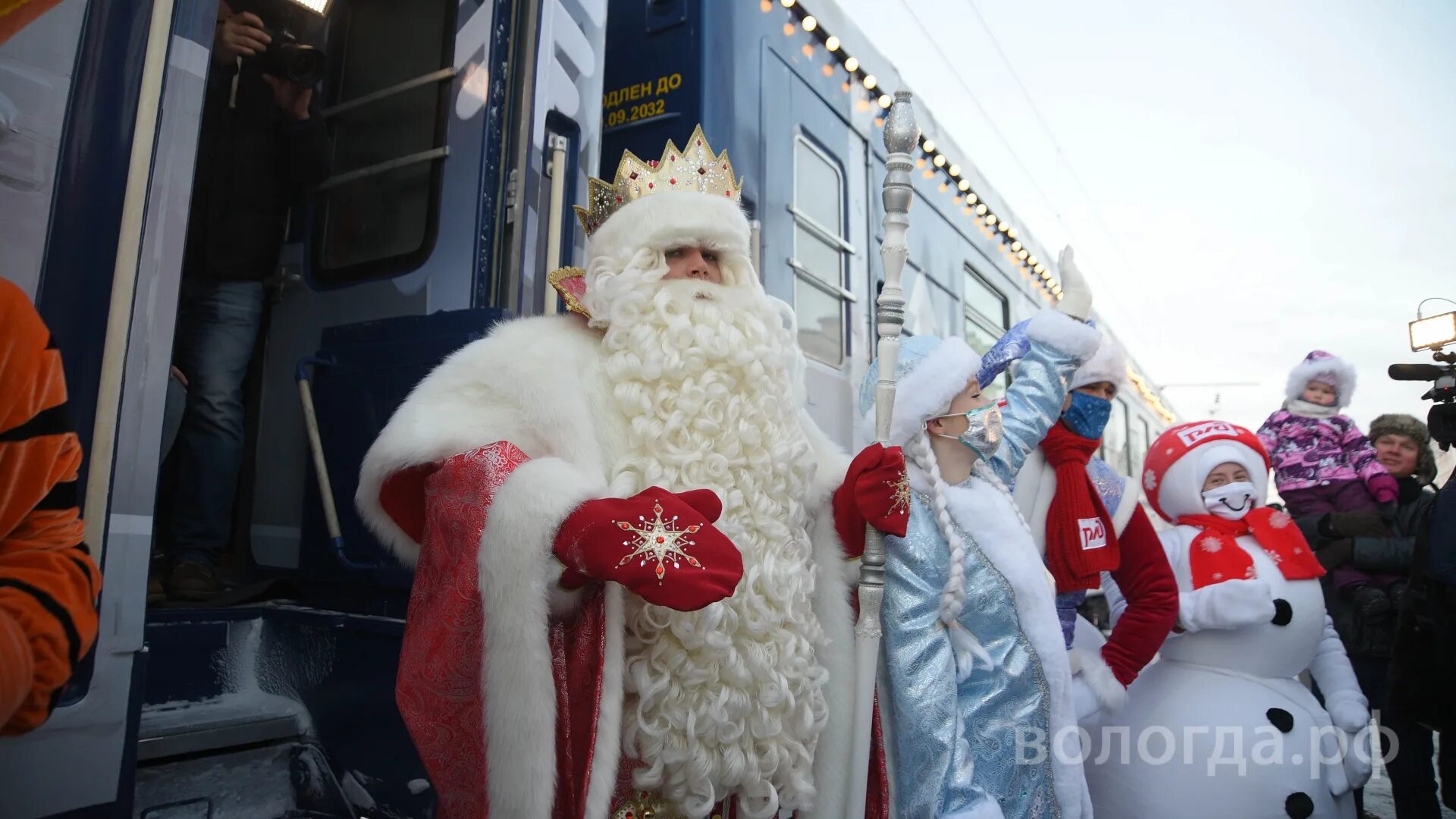 Дед мороз остановка. Поезд Деда Мороза Великий Устюг. Поезд Деда Мороза из Великого Устюга. Поезд Деда Мороза в Вологде. Поезд Деда Мороза в Архангельске.