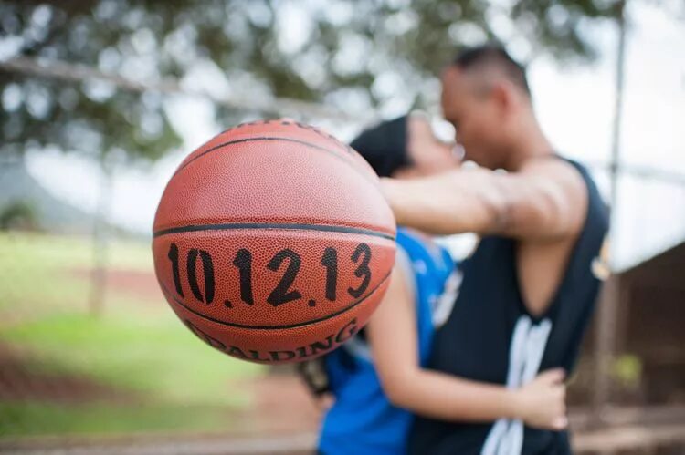 He love sport. Свадебная фотосессия с баскетбольным мячом. Парень с баскетбольным мячом. Фотосессия с баскетбольным мячом. Фотосъемка пары с баскетбольным мячом.