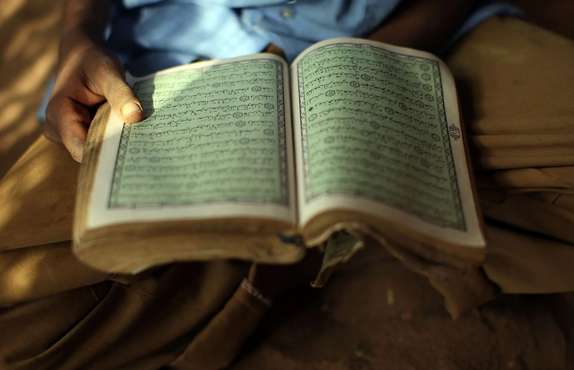 Каран слушает. Коран. Чтение Корана. Дети читают Коран. Куран чтение.