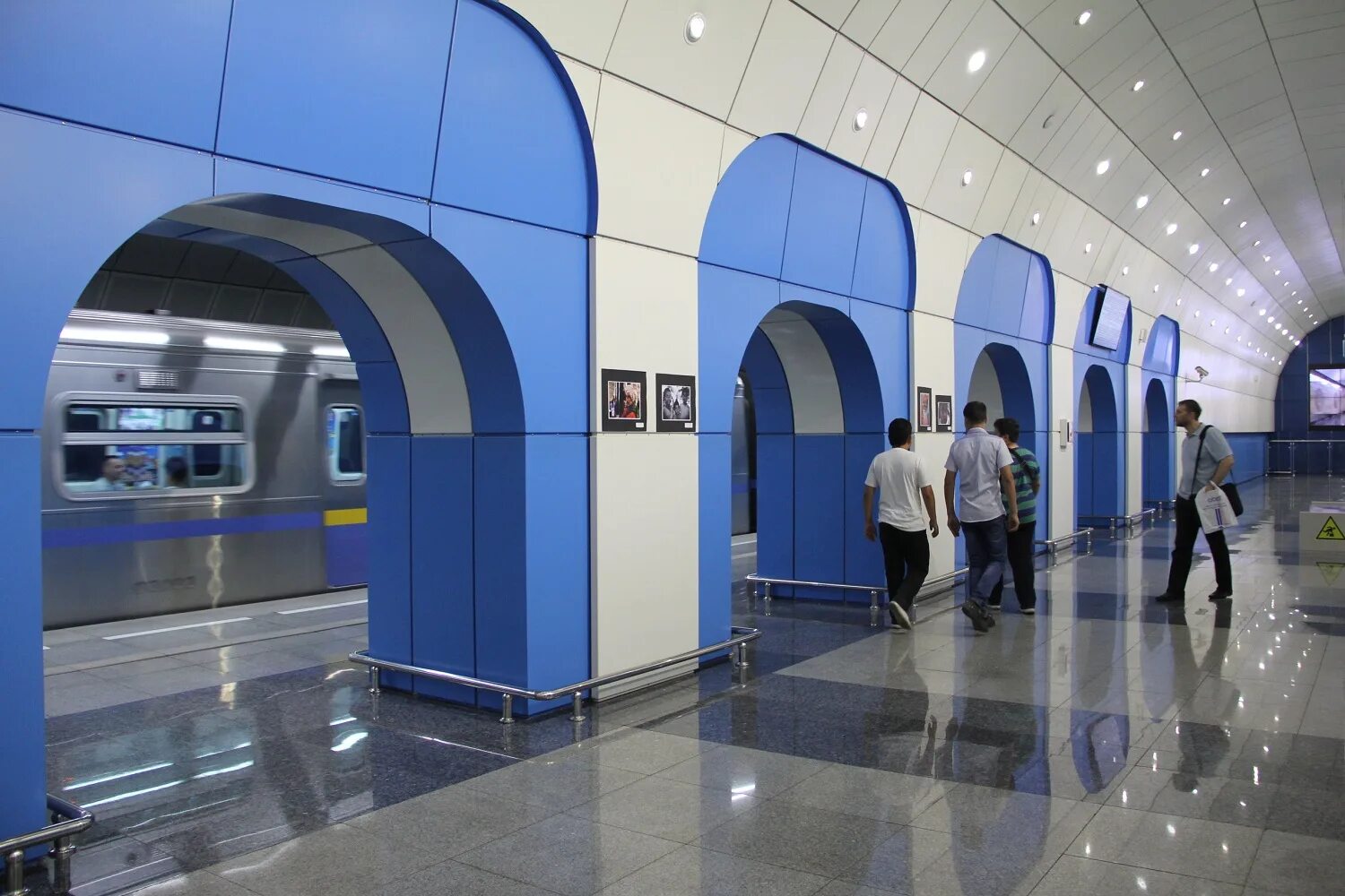 Жетон метро 2033. 1500 руб метро. Магазин метро магазин. 1500 руб метро. Метро магазин картинки.