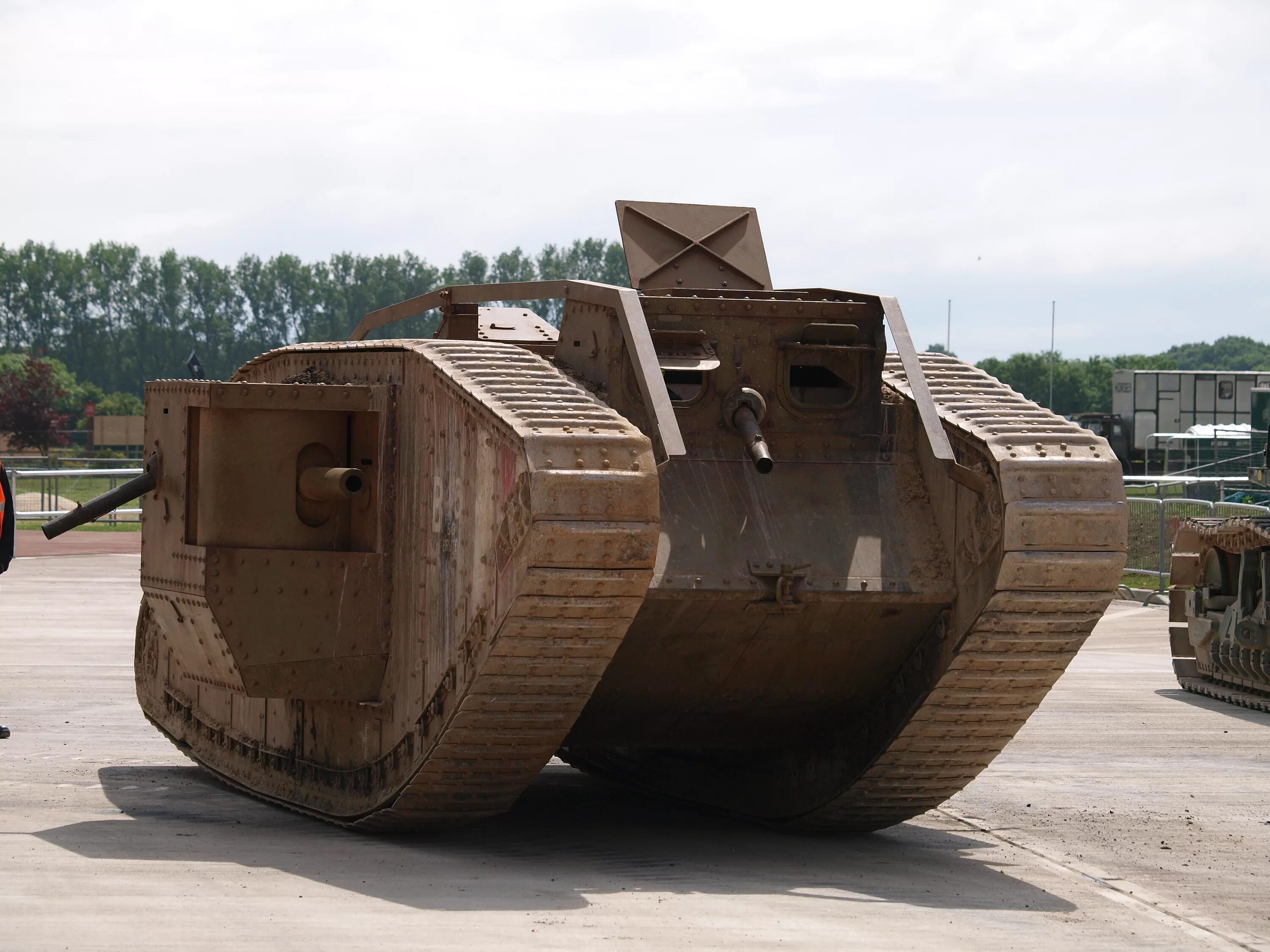 Самый большой танк 1 мировой. MK IV Tank. Самый огромный танк в мире. Большие танки первой мировой Германия.