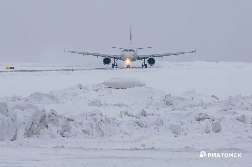 Томск аэропорт 2023 год. Самолет томск. Самолет из стрежевого в томск дни полетов самолетов. От томска до нижневартовска. Самолет нижневартовск томск.