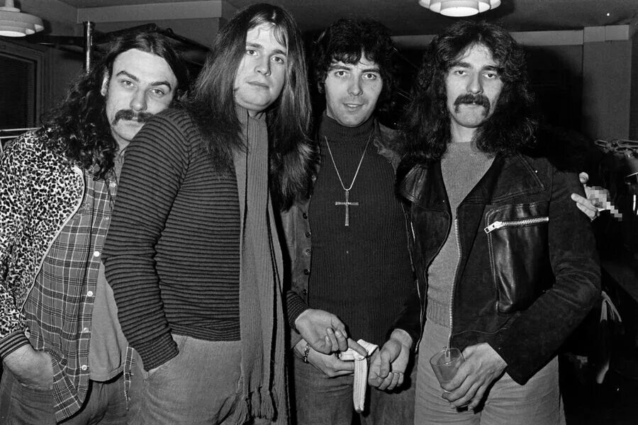 Группа black sabbath состав. Группа блэк саббат. Гизер батлер black sabbath. Оззи осборн black sabbath. Рок группа блэк саббат.