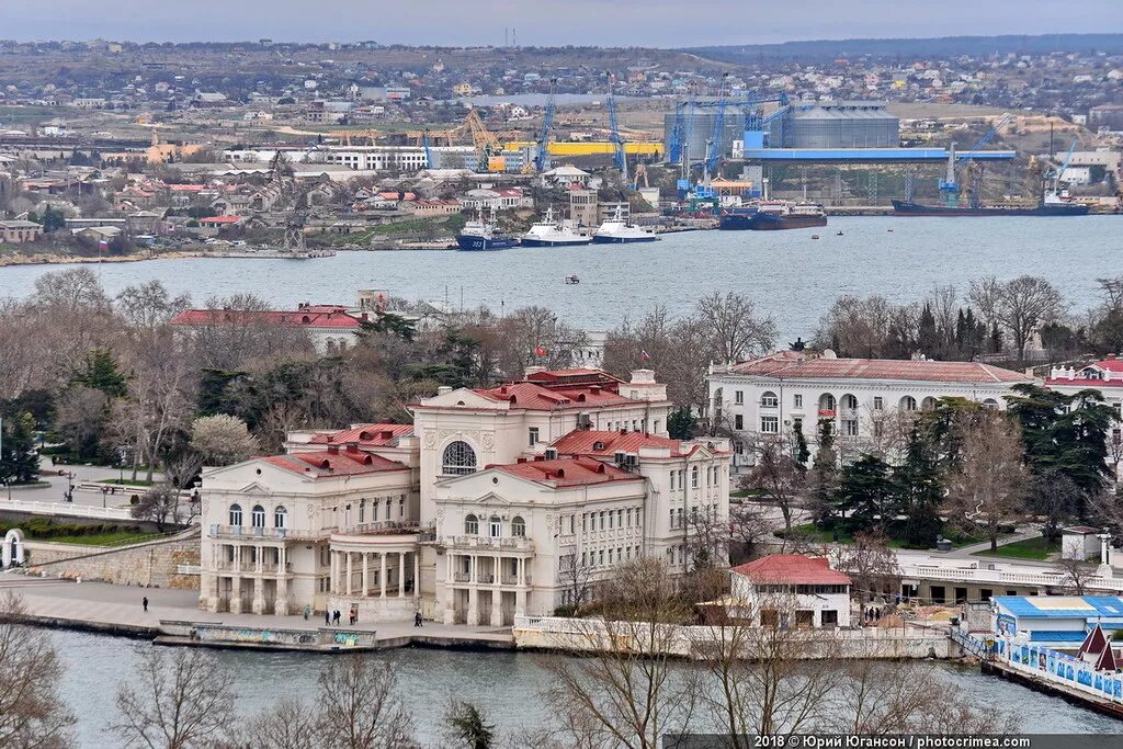 Красноярск севастополь время сейчас. Дворец пионеров Севастополь. Севастополь дворец пионеров внутри. Дворец детства и юности Севастополь. Дворец пионеров вид с моря Севастополь.