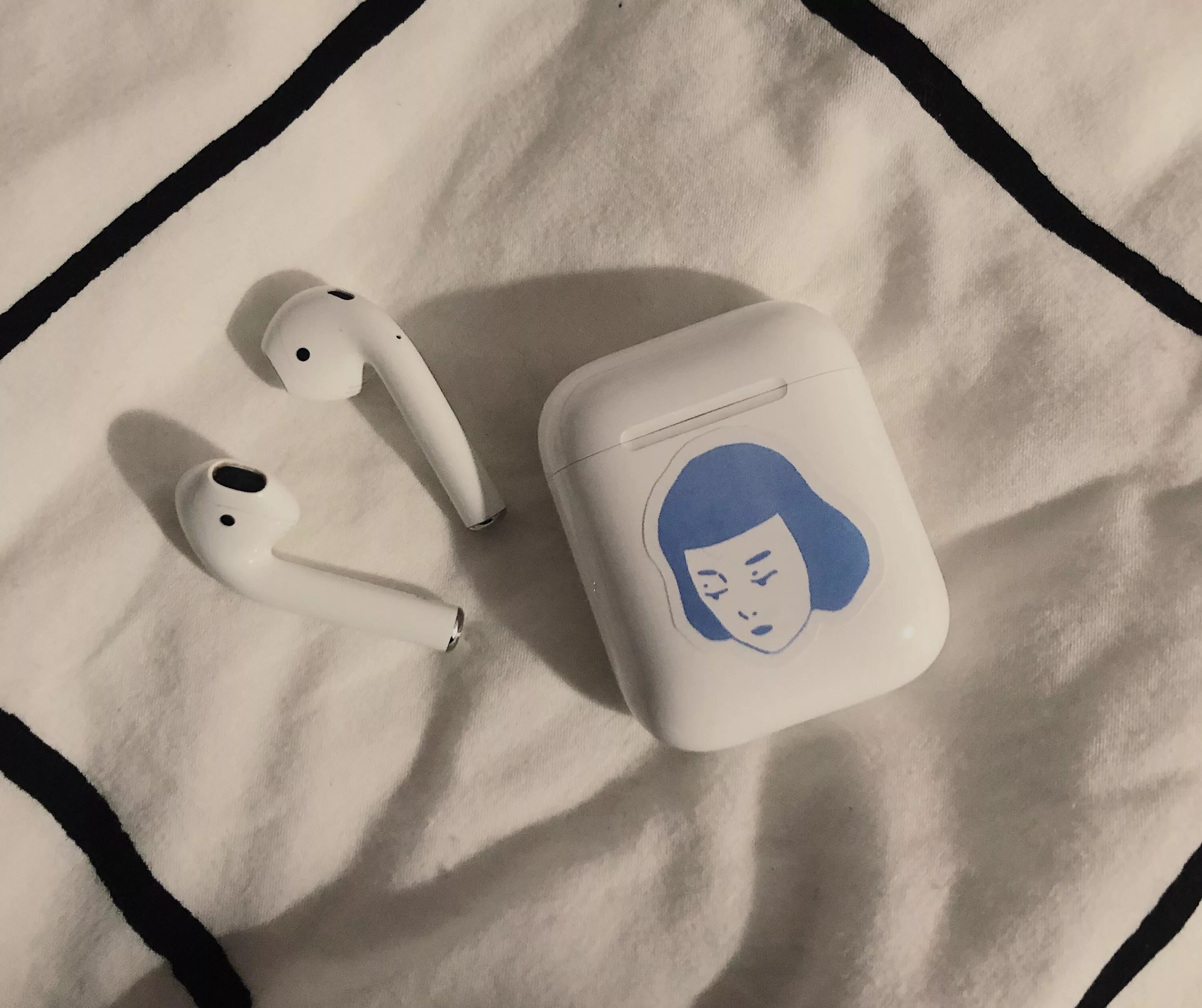 Прослушивание airpods. Наушники аирподс Эстетика. Наушники Эйр подс проводные. Проводные Эппл наушники Эстетика.