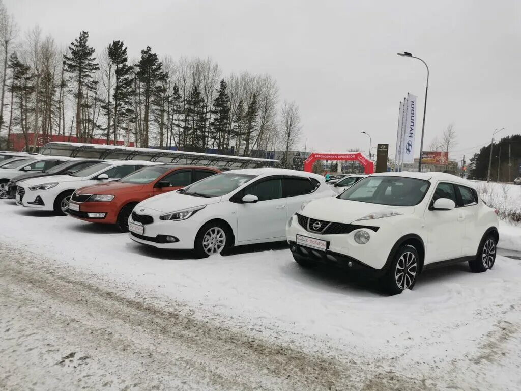 Куплю автомобиль с пробегом тюмень. Автосалон АВТОМАКС Тюмень. Автосалон машины с пробегом зима. Автомобили с пробегом зимой. Авто с пробегом в Тюмени автосалоны.