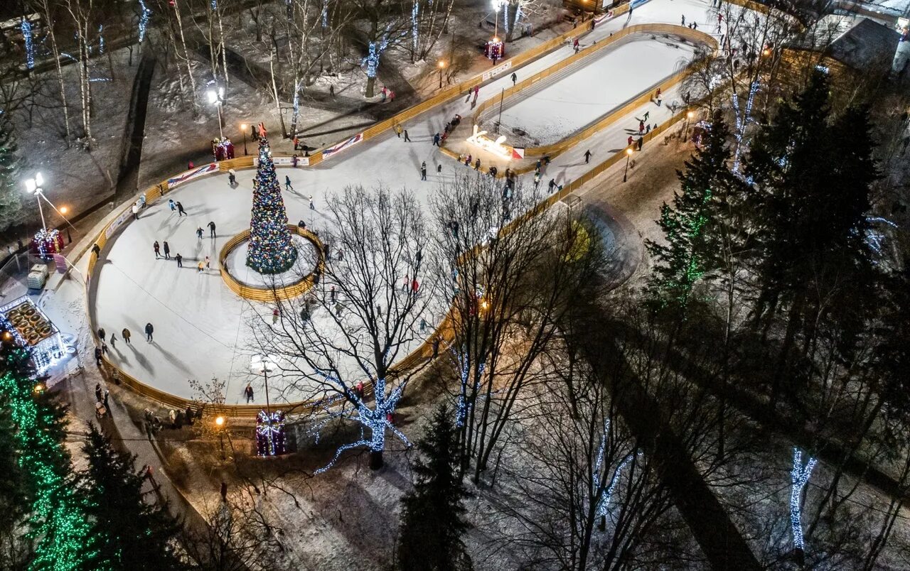 Каток в юбилейном парке. Театральный каток Химки. Каток Юбилейный Химки. Сквер Юбилейный Химки. Химки каток парк театральный.