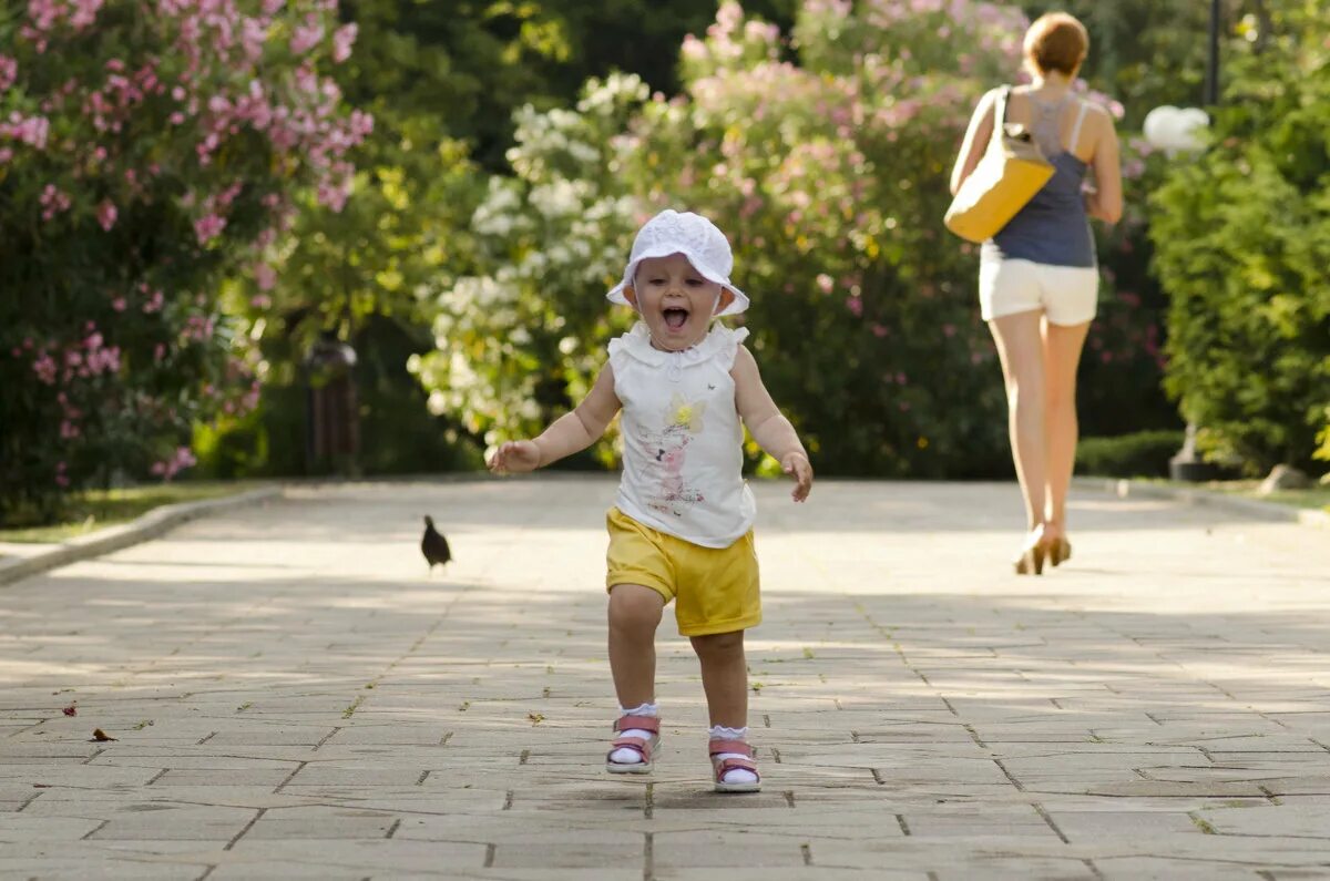 Прогулки с малышом. Малыши на прогулке летом. Дети бегают. Дети на прогулке летом. Музыка девочка гуляет
