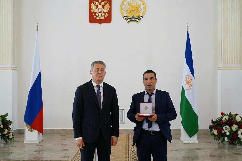 Хабиров вручил награды. Хабиров вручил награды учителям.