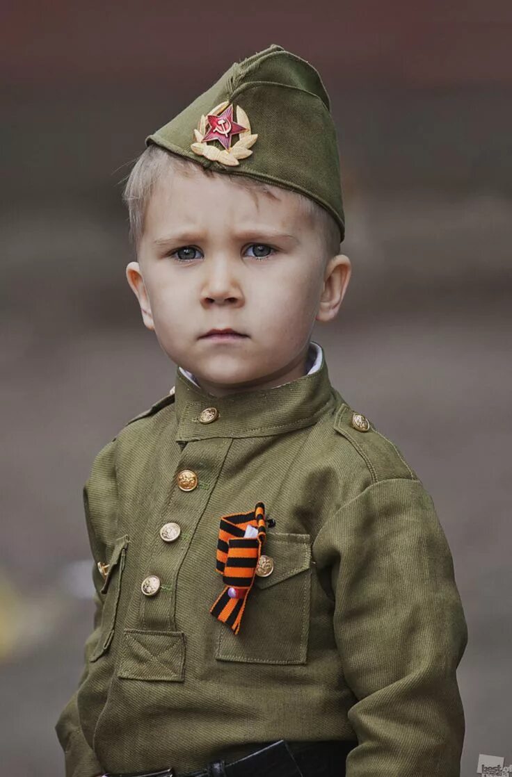 Мальчик на дне победы. Дети в военной форме. Мальчик в военной форме. Детская фотосессия в военной форме. Солдатская форма для детей.