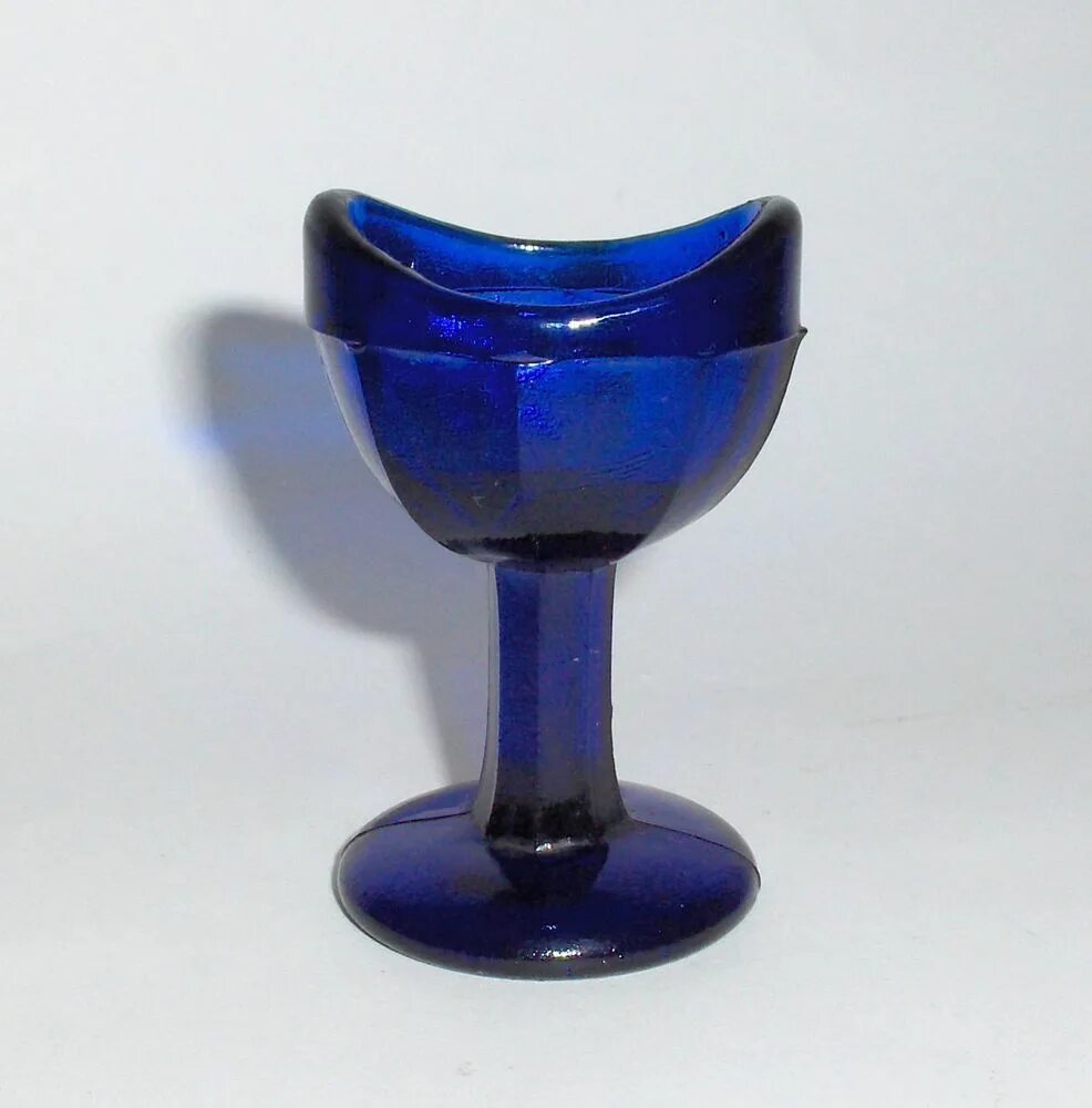 Ванночка глазная. Стеклянная мензурка для промывания глаз. Glass Eye Wash Cup Antique. Рюмка для промывания глаз. Рюмка для промывания глаз стеклянная.