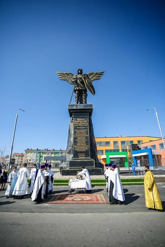 Памятники михайловска. Памятник Архангелу Михаилу в Михайловске. Статуя Архистратига Михаила в Ставрополе.