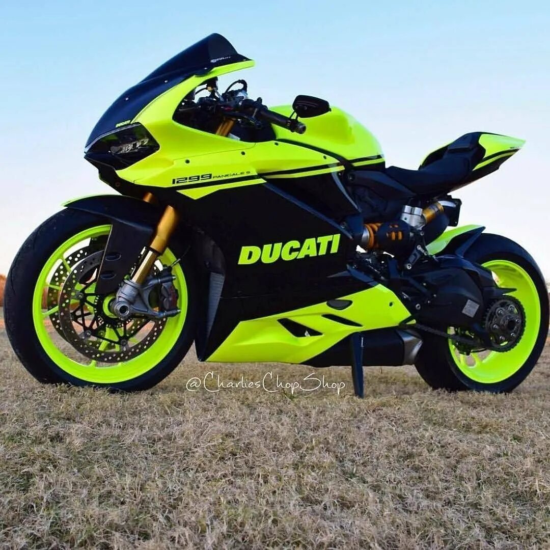 Недорогие байки. Kawasaki Ducati. Кавасаки r1 мотоцикл. Спортбайк 2 местный. Спортбайк Кавасаки 50 кубов.