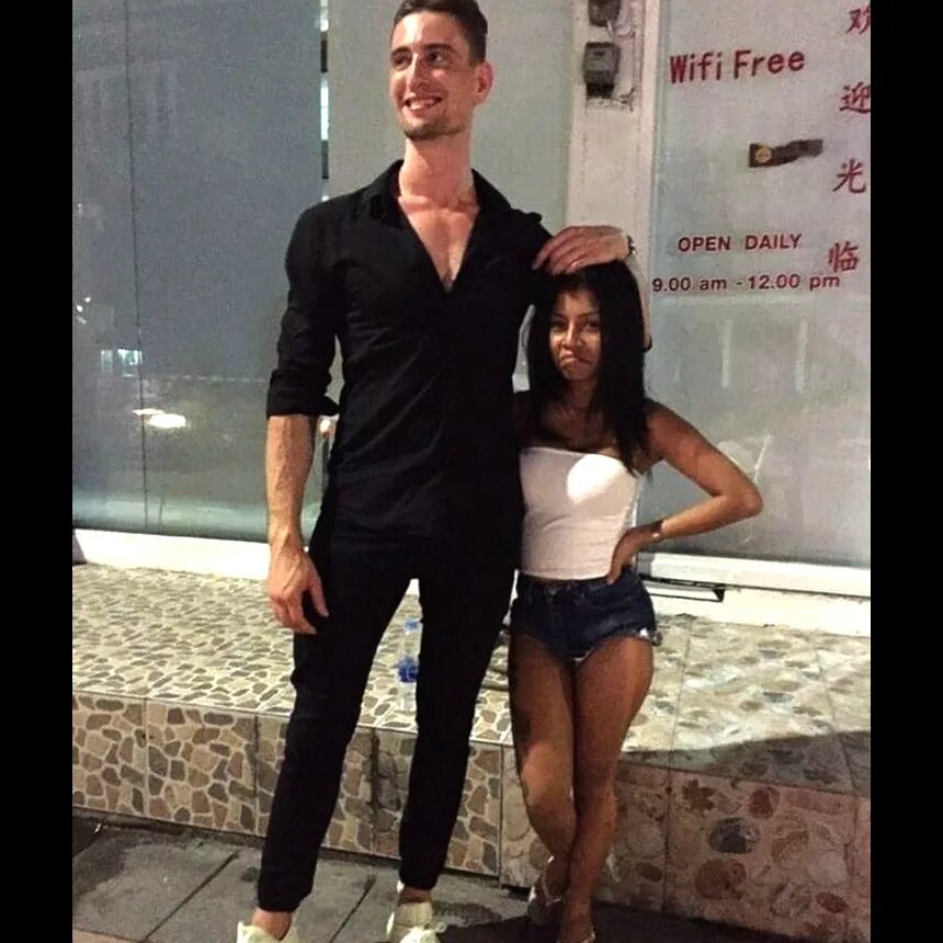 Высокий мужчина. Высокий парень с девушкой. Миниатюрная девушка и высокий мужчина. Рост 195 см.