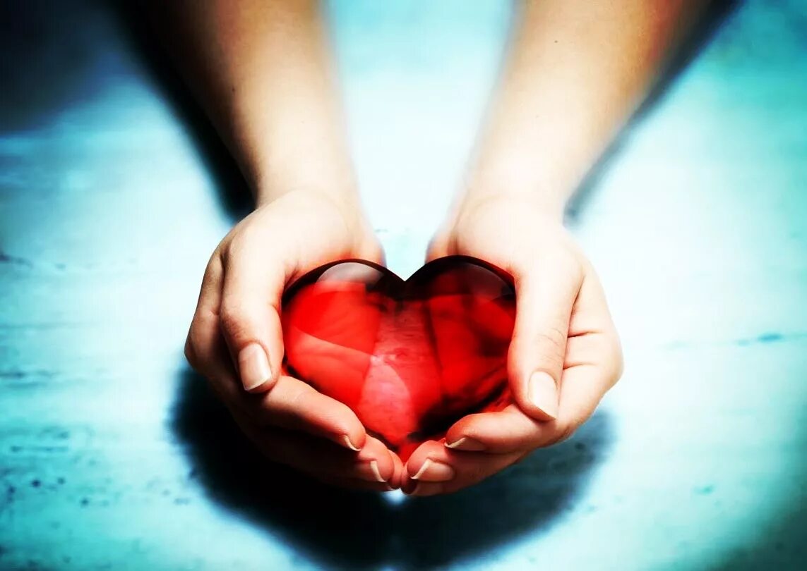 Сердце. Сердце в руках. Беречь сердце. Сердце любовь.