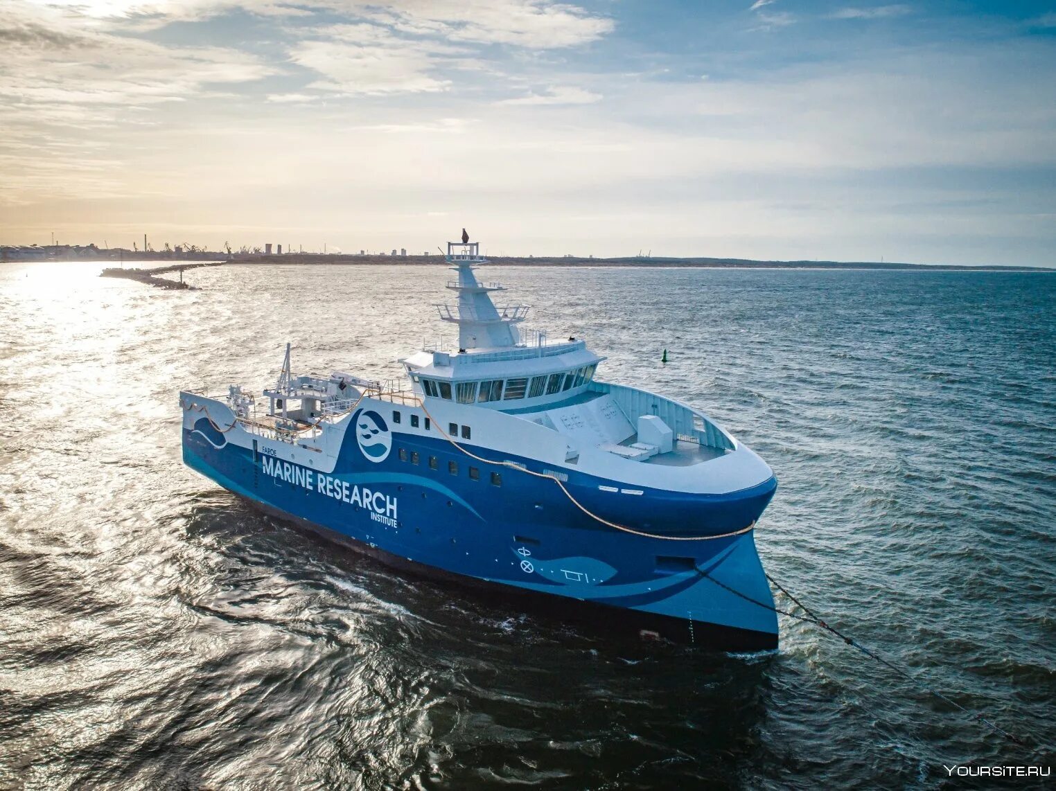 Судно на воде как называется. Водное судно. морской транспорт. морской водный транспорт. суда на воде.