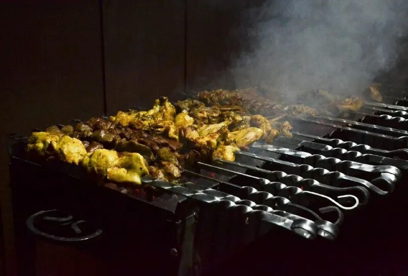 Шашлыки на районе. Шашлык на районе. Шашлык на шампурах на листьях салата. Шашлык у гарика мичуринск. Шашлык на природе у озера.