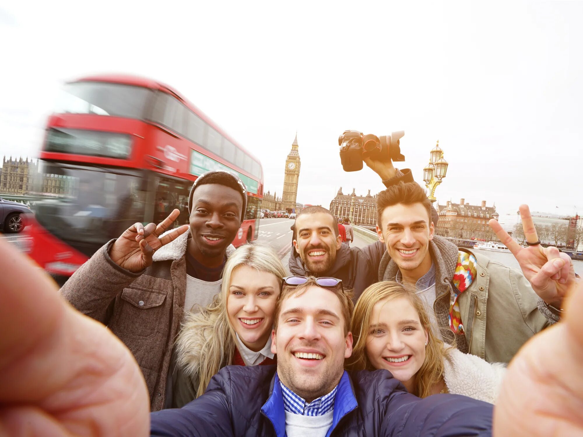 Traveling to uk. Друзья в Лондоне. Великобритания люди. Счастливые туристы в Британии. Студенты Лондона.