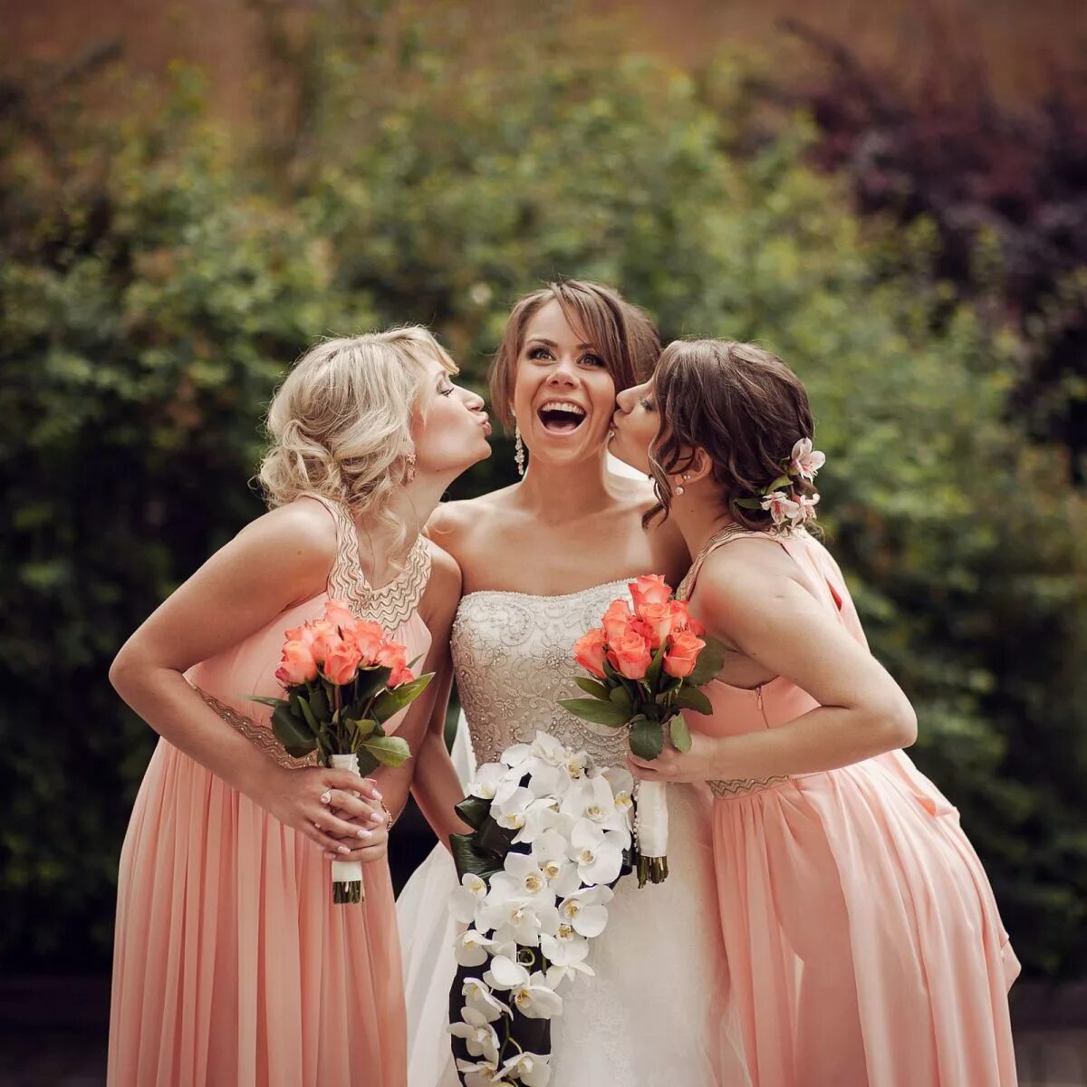 Подружки невесты в белом. Свадебная фотосессия с гостями. Свадьба двух девушек. Жених ее подруги книга. Подружки жениха.