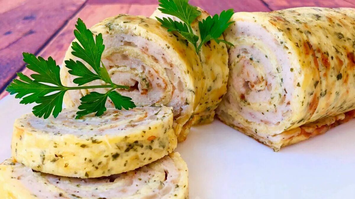 Куриные рулетики с сыром и зеленью. Куриный рулет с сыром. сырный рулет с курицей. рулет из куриного фарша в духовке. рулет из сыра с курицей.