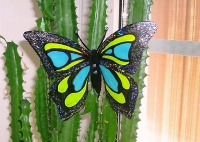 Бабочки из пластиковых бутылок. Бабочки из пластиковых бутылок своими руками. Бабочки из пластиковых бутылок своими руками. Поделка бабочка из пластиковой бутылки. Бабочка из пластиковой бутылки.