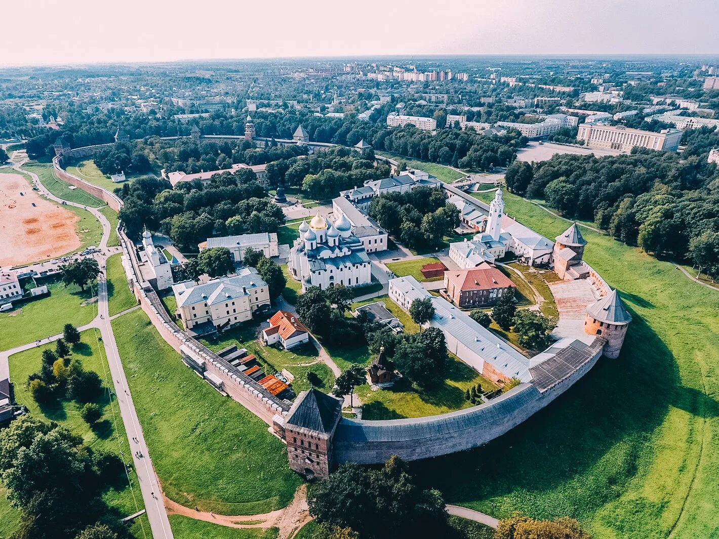 Великий новгород остановиться. Ансамбль Новгородского Кремля Великий Новгород. Новгородский Детинец Великий Новгород. Крепость Детинец Великий Новгород. Великий Новгород Детинец Кремль.