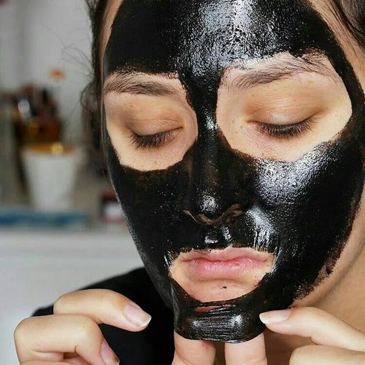 Черная маска. Маска-пленка для лица. Маска для лица с черным углем. Маска от черных точек. Рецепт маски из угля