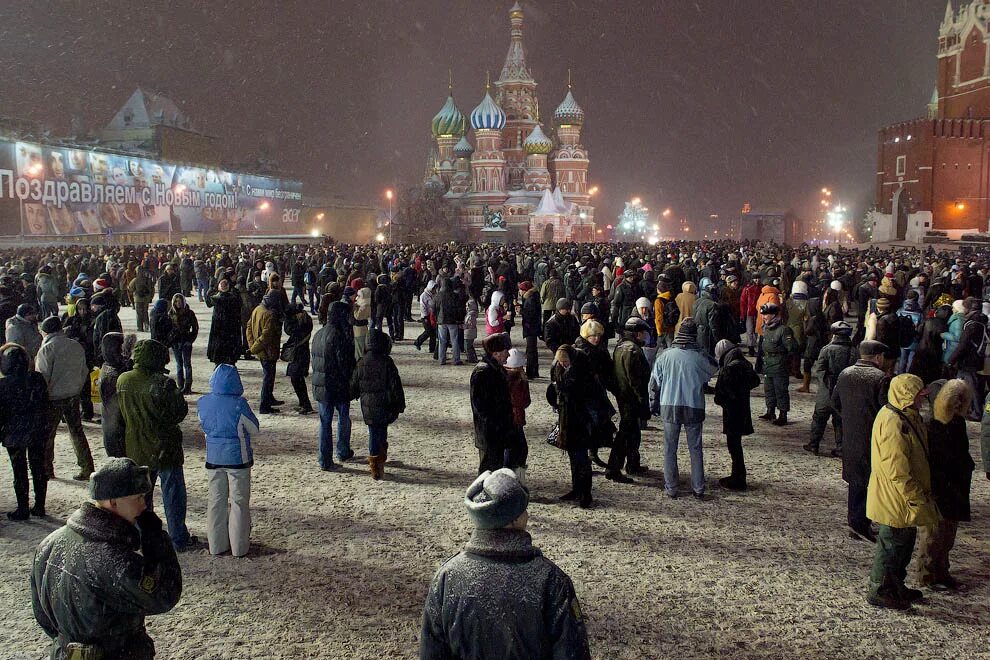 Толпы на площади. Празднование нового года на красной площади. красная площадь концерт новый год. красная площадь в новогоднюю ночь. красная площадь в москве новогодняя ночь.