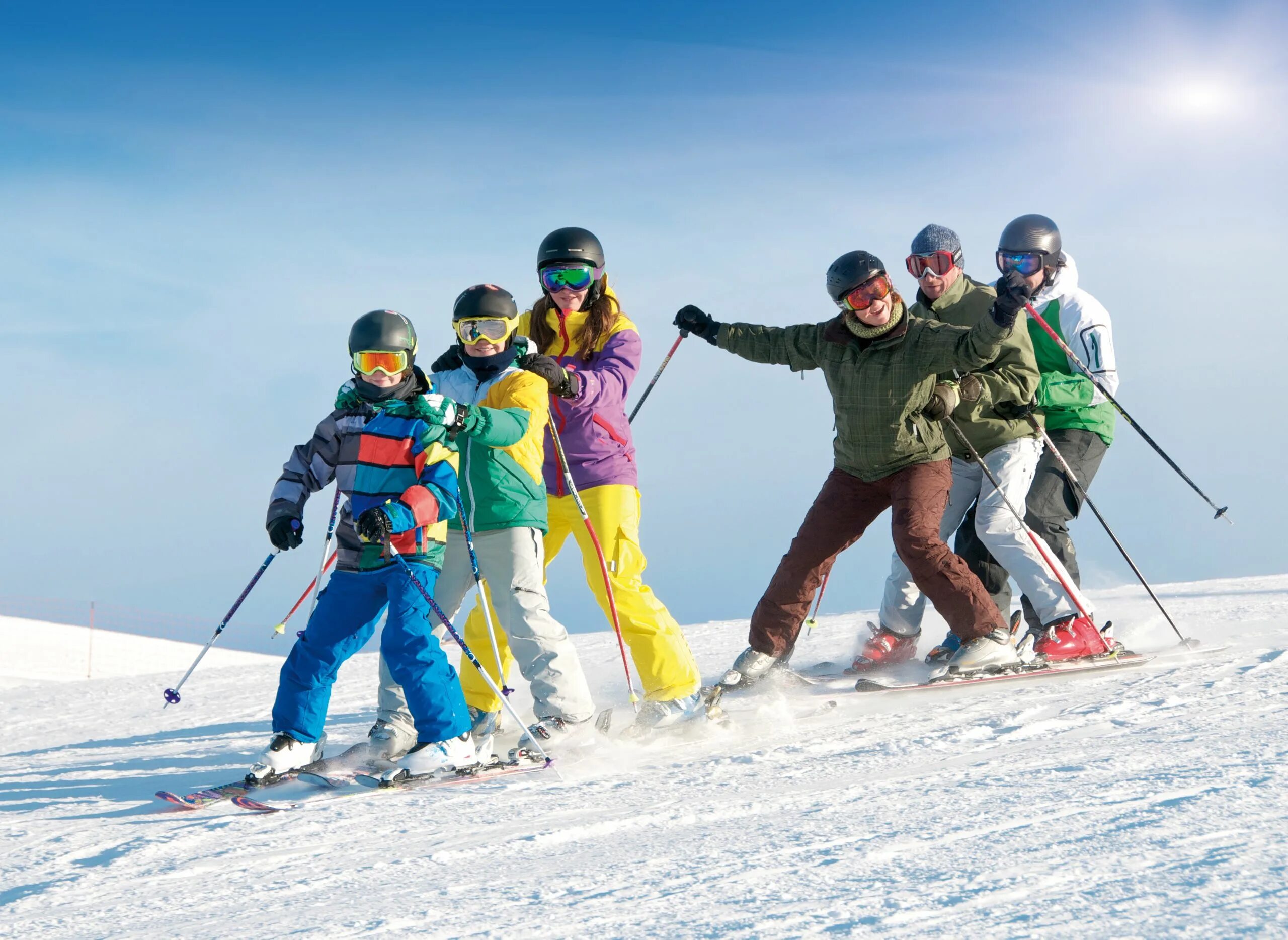 Катание на лыжах. Семья катается на лыжах. Друзья на лыжах. Горные лыжи. Семья лыжников